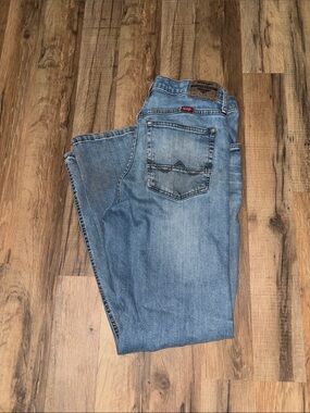 Wrangler Men’s Light Blue Straight Jeans with Back-Pocket Stitching